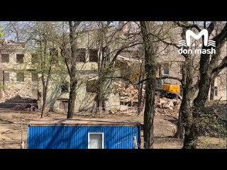 Сносят заброшки на территории бывшего тубдиспансера в центре Ростова