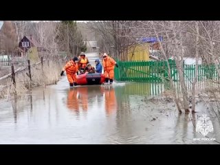 ️Оперативная группа Главного управления МЧС России по Томской области продолжает эвакуировать людей из затопленных домов в насел