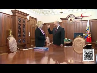 Глава ЦИК Элла Памфилова вручила Владимиру Путину удостоверение президента РФ на новый срок