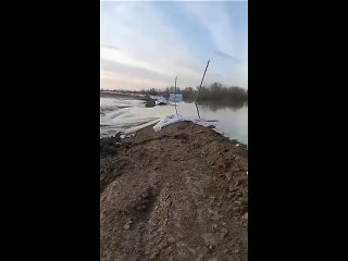 В Викуловском районе Тюменской области около села Бокова прорвало дамбу на реке Ик.