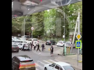 Толпа парней устроила массовую драку в центре Адлера