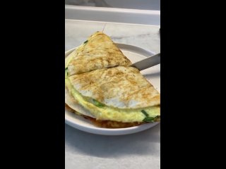 Идея сытного и вкусного завтрака🤩  Сохраняй🥰    Яйцо  Лепёшка  Помидоры  Сыр  Зелень  И не забудь посолить (видео)