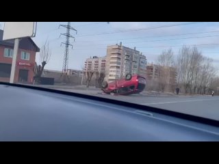 На улице Магистральной около магазина Бристоль перевернулась красная Mazda.   Машину рано утром заметили очевидцы.  Обстоятель