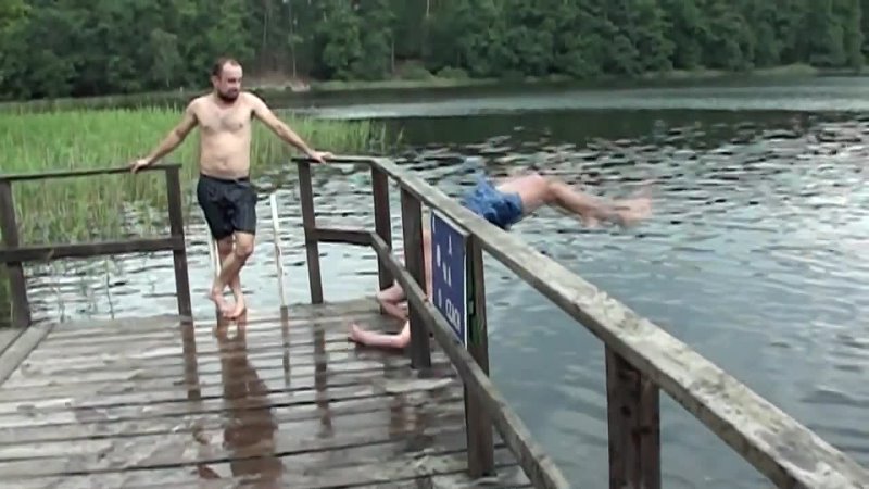 Прикольные видео мужу. Смешные падения в воду. Прикольные прыжки в воду с моста. Мальчик прыгает в воду.