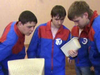 ПЭМСТ,медный провод и лампа накаливания представляет