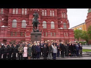 Полпредство Татарстана возложило цветы к Вечному огню и памятнику Жукову
