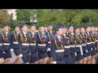 Женщины-военнослужащие украшают парад Победы в Новороссийске