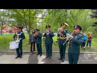 Пожарные Северного Бутова поздравили ветеранов с Днём Победы