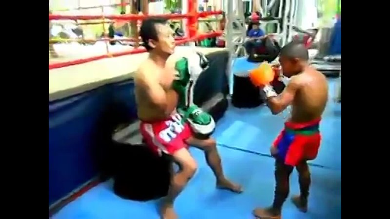 Amazing 6-year-old Kickboxer