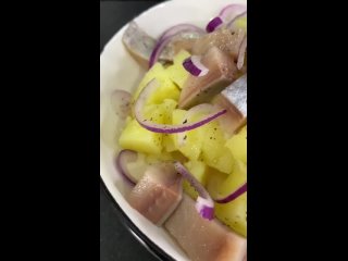 Салат селедка с картошкой из СССР🔥  🔴 Ингредиенты: 📍картофель 📍селедка 📍лук красный 📍соль/перец 📍масло... (видео)