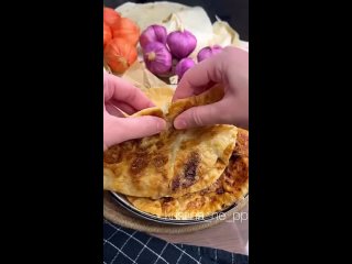 Ленивые чебуреки😋  Ингредиенты: - лаваш - 6 листов  - фарш - 400 гр - лук - 1 шт - чеснок - 2 зубчика - кинза - по... (видео)