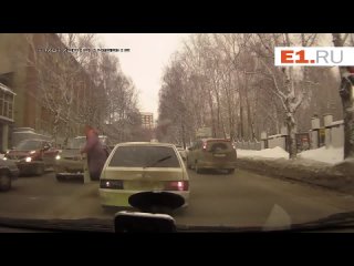 “Привет из 90-х“: в Екатеринбурге пацаны в спортивных костюмах бросились с битой на авто, с которым не поделили дорогу