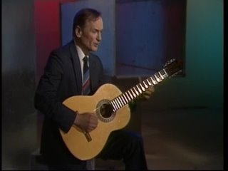 Поёт народный артист России  Михаил  Ножкин.