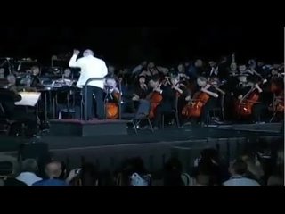 ДЖОН УИЛЬЯМС дирижирует оркестром (саундтрек из ГП И ФК -