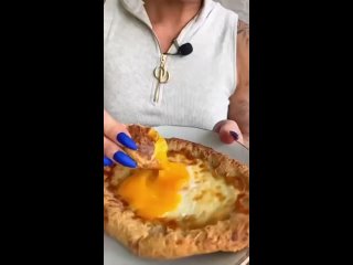 ПП - хачапури на ужин🧀  КБЖУ на порцию - 316/29/11/26.8  Ингредиенты: - творог 0-5% - 180 гр - мука - 60 гр - сыр... (видео)