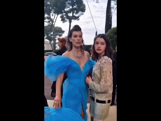 Мила Йовович опубликовала фотографии со своими дочками 🥰 (видео)