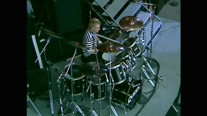 Queen Under Pressure live at Wembley ( Roger Taylor cam