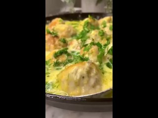 Тефтельки в сливочном соусе😋  Ингредиенты: - куриный фарш - 800 гр - сыр - 100 гр - соль - по вкусу - перец - по вкусу... (видео)