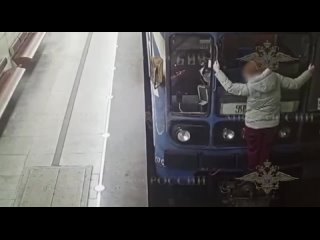 В Москве 18-летнюю девушку задержали на пять суток за зацепинг в метро.   Суд признал её виновной в организации опасной... (видео)