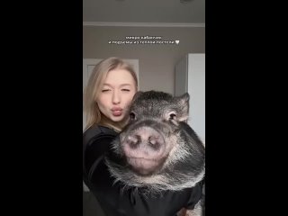 Мне кажется, что с ней не все в порядке? Ей давно стоит задуматься о детях, а не о том, что она сейчас делает. (видео)