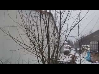 В городе Кировске тушат деревообрабатывающий цех. По данным "Леноблпожспаса",пожар начался в 8:50. Горело двухэтажное... (видео)