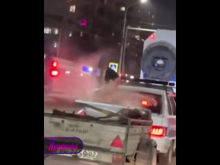 Парень из Уфы установил в прицеп ванну, наполнив ее пеной, и прокатился по городу — ГИБДД перфоманс не оценил    Один... (видео)