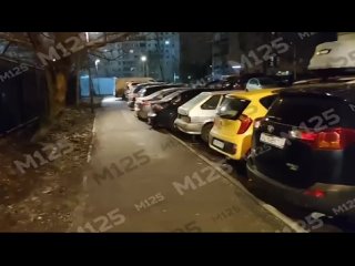 В Строгино неадекватный человек разбил окна у 21 автомобиля.  По словам свидетелей, мужчина просто шел ночью по... (видео)