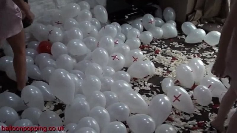 2100 Balloons Foot Stomping