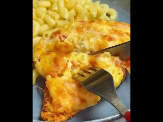 Куриная грудка под - шубкой🔥  Ингредиенты: - куриное филе - 2 шт - помидор - 1 шт - лук - 1/2 шт - яйцо - 2 шт - сыр -... (видео)