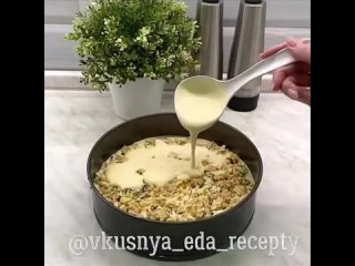 Заливной пирог🥧   Ингредиенты: - сметана 20-25% - 300 гр - майонез - 1 ст.л - мука - 7 ст.л - яйцо - 2-3 шт - сахар -... (видео)