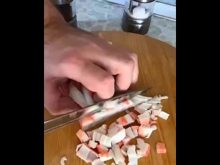 Крабовые оладушки🥰  Ингредиенты: - крабовые палочки - 250 гр - сыр - 150 гр - яйцо - 1 шт - чеснок - 2 зубчика  - мука... (видео)