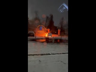 Автомобиль загорелся около часа ночи у храма на проспекте Циолковского в Дзержинске.  Причины пожара пока неизвестны. (видео)