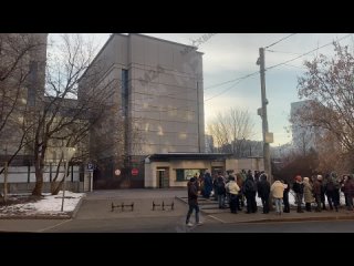 Сегодня возле посольства Японии в Москве наблюдался большой ажиотаж.   У входа выстроилась длинная очередь людей,... (видео)