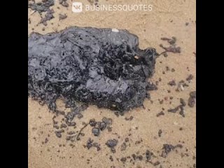 СИТУАЦИЯ УХУДШАЕТСЯ 😰  На пляжах города утром обнаружили новые выбросы мазута, что вызывает беспокойство среди местных... (видео)