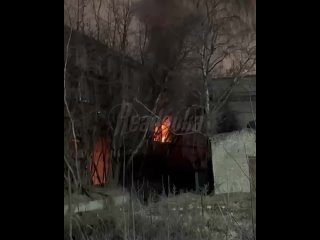 Из пожара на востоке Москвы спасли больше 40 человек, среди них есть дети  Пожарные спасли более 40 человек из горящего... (видео)