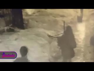 В Казани мигрант жестоко избил девушку за отказ знакомиться — прохожие отогнали его, когда он уже душил несчастную ... (видео)