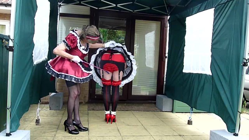 Госпожа принимает новенькую sissy maid в свой особняк, осмотр платья и одежды