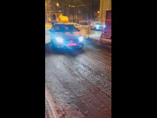 Жителей улицы Стахановцев продолжают раздражать те, кто объезжает по тротуару зону ремонта перед перекрестком с... (видео)