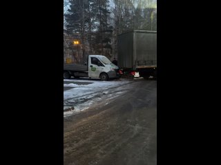В Пушкинском районе во дворах большегрузный авто не зашел в поворот, очень странно, специально для проезда фур тут... (видео)