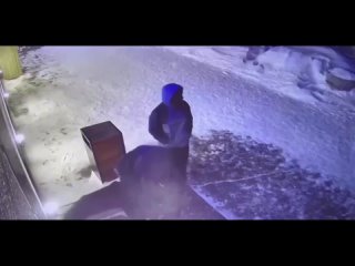 🤖 Под Новосибирском вандалы ёлкой разбили окно кофейни   В 3 часа ночи в Бердске двое мужчин пытались открыть дверь,... (видео)