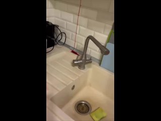 😱В Северном Бутово в течение двух дней на кухне у соседей кровь мертвого человека стекала с потолка по стене.  ... (видео)
