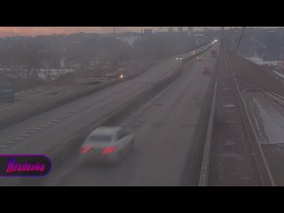 Чудом выжил: в Нижнем Новгороде водитель слетел с моста и рухнул на бетонные опоры  В Нижнем Новгороде... (видео)