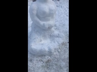 Ростовчане продолжают развлекаться и лепить не только снеговиков, но и другие скульптуры из снега (видео)