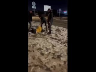 В Лобне группа мужчин жестоко избила молодого человека при его девушке.  Девушка пыталась вызвать помощь и записывала... (видео)