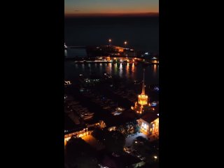 Ночной полёт над морпортом Сочи 💫 Видео старое, но очень красивое 😍  📹 flying_high_sochi (видео)