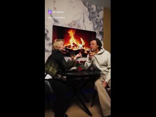 Это его заработок. Развлекает старушек. - Татьяна Стрельцова