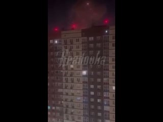Момент прилета БПЛА в дом в деревне Сапроново    На кадрах видно момент взрыва беспилотник в деревне Сапроново в... (видео)