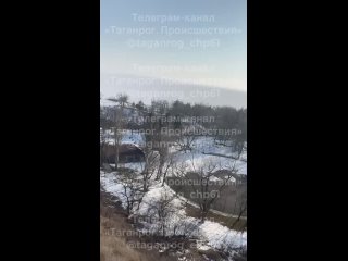 Человек провалился под лед в Таганроге. Люди просто слишком далеко ушли от берега. Кадры спасения публикуют местные... (видео)