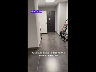 Эта собака долго не видела своего хозяина и сначала даже не поверила, что он стоит перед ней.   Ставьте ❤ такой... (видео)