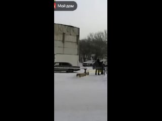 В Новосибирске возле гимназии № 11 на улице Бориса Богаткова мужчина напугал прохожих своим агрессивным поведением  По... (видео)